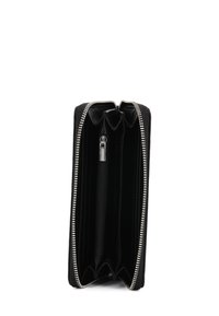 Portafoglio nero con cerniera, dotato di scomparti multipli, con esterno testurizzato, ferramenta liscia color argento e interno foderato per l'organizzazione.