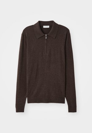 Jersey marrón de pullover con mangas largas, dobladillo y puños acanalados, y cuello con cremallera. Textura suave con una silueta ajustada.