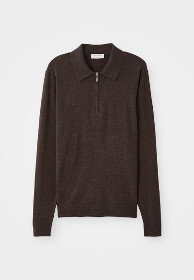 Jersey marrón de pullover con mangas largas, dobladillo y puños acanalados, y cuello con cremallera. Textura suave con una silueta ajustada.