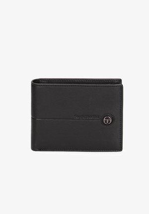 Zwart leren bifold portemonnee met subtiele geperste merknaam en ronde metalen logo aan de voorkant.