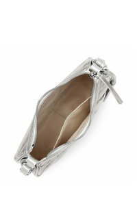 Sac à main synthétique argenté avec fermeture éclair, texture lisse et intérieur beige clair comprenant deux compartiments.