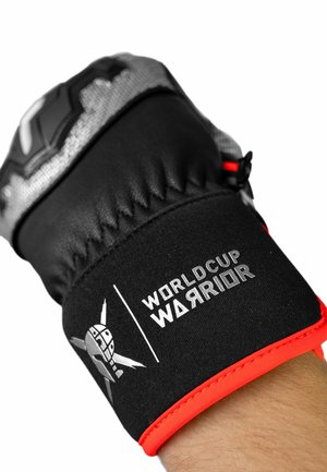 Schwarze und graue Handschuhe mit gepolstertem Design, roten Akzenten und "World Cup Warrior"-Branding in metallischer Ausführung.
