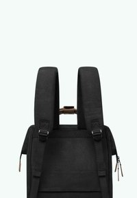 Zaino nero con spallacci imbottiti, maniglia superiore, cerniere laterali e tessuto testurizzato. Design elegante con fibbie regolabili.