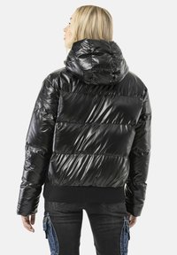 Schwarze Steppjacke aus glänzendem Material mit Kapuze, horizontalen Steppnähten und einem gerippten Strickbund. Glatte Textur, modernes Design.