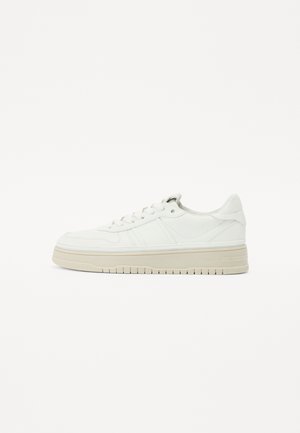 Baskets en cuir blanc avec un bout arrondi, des lacets plats, des rayures latérales subtiles et une épaisse semelle de couleur crème avec un motif de texture.
