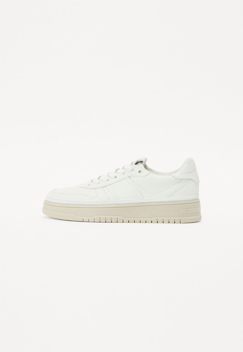 Baskets en cuir blanc avec un bout arrondi, des lacets plats, des rayures latérales subtiles et une épaisse semelle de couleur crème avec un motif de texture.