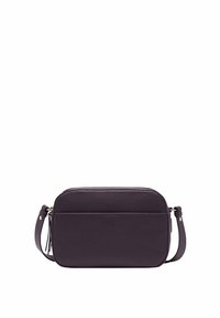 Borsa a tracolla in pelle viola con texture liscia, forma rettangolare, zip superiore e tasca frontale a soffietto. Include una tracolla regolabile.