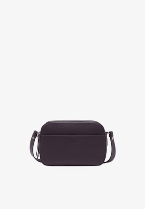 Borsa a tracolla in pelle viola con texture liscia, forma rettangolare, zip superiore e tasca frontale a soffietto. Include una tracolla regolabile.