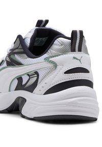 Scarpe sportive bianche e argentate con accenti verdi e tomaia in rete imbottita. Dettagli riflettenti, suola testurizzata e linguetta sul tallone.