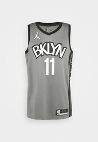 Maglia da basket grigia con accenti neri, con "BKLYN" in bold lettere bianche, numero 11 e logo di Jordan. Tessuto a rete, design senza maniche.