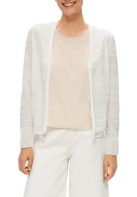 Weißer leichter Cardigan mit horizontalem Streifenmuster, offenes Design, über einem beigen, leicht schimmernden Oberteil getragen, kombiniert mit hellen Hosen.