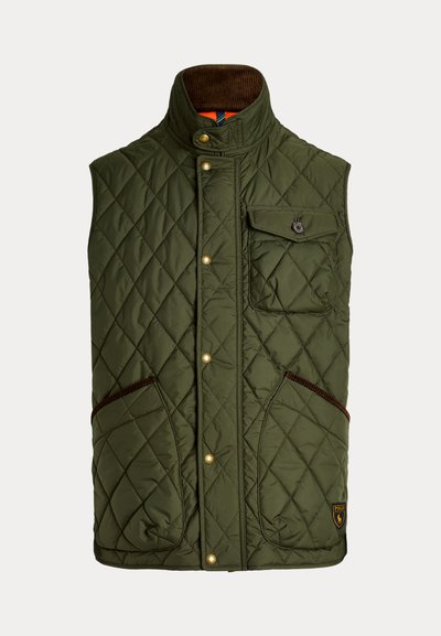 Chaleco sin mangas acolchado en verde oliva con botones a presión, cuello alto, bolsillo con solapa en el pecho, dos bolsillos inferiores, y detalles en ribete marrón.