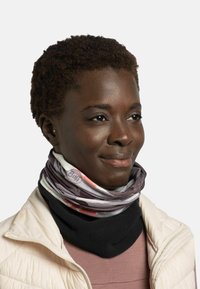 Gaiter multicolor hecho de tela suave, con patrones abstractos en tonos de gris, rosa y negro, con una etiqueta de logo visible.