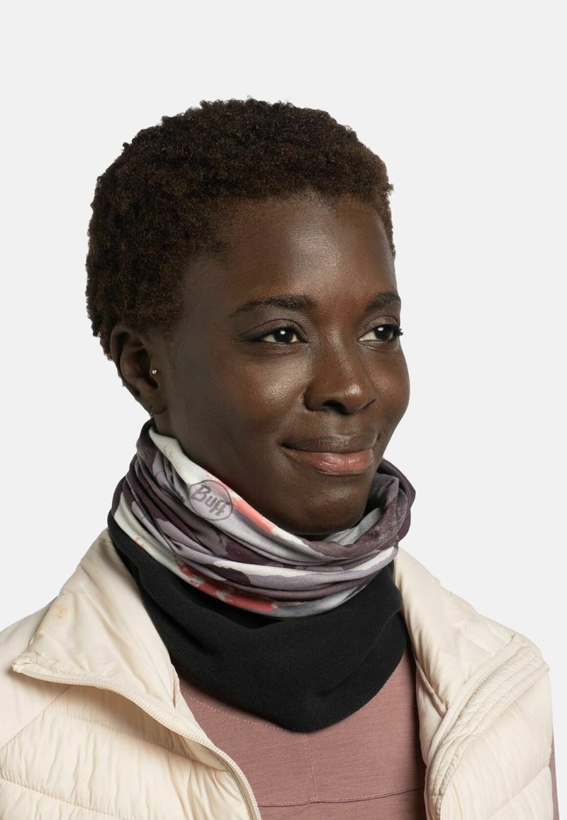 Gaiter multicolor hecho de tela suave, con patrones abstractos en tonos de gris, rosa y negro, con una etiqueta de logo visible.