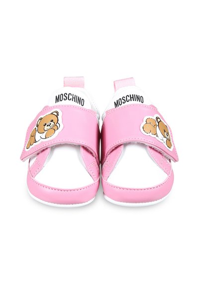 Scarpine per neonati rosa e bianche con applicazioni di orsetti e logo Moschino su cinturini regolabili, vista frontale su sfondo bianco.