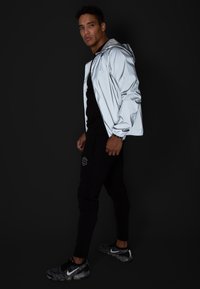 MOROTAI Vindjacka - silver