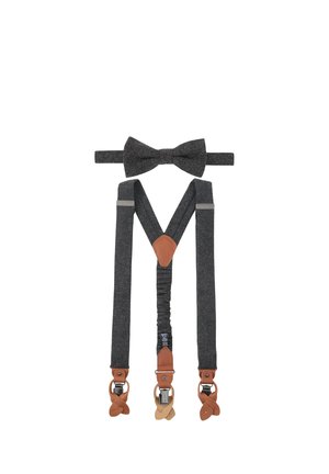 Dunkelgraue Stofffliege und passende Hosenträger mit braunen Lederdetails und Metallklammern auf weißem Hintergrund angeordnet.