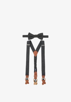 Dunkelgraue Stofffliege und passende Hosenträger mit braunen Lederdetails und Metallklammern auf weißem Hintergrund angeordnet.