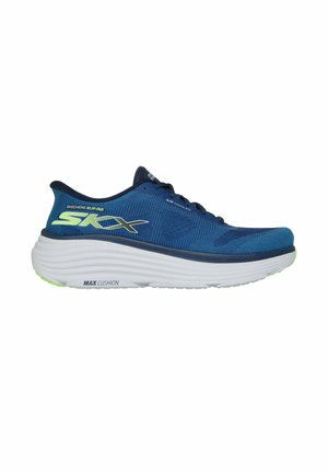 Chaussure de sport bleue avec une tige en mesh texturé et un col rembourré. Dotée d'une épaisse semelle blanche avec des accents verts et d'une étiquette "MAX CUSHION".