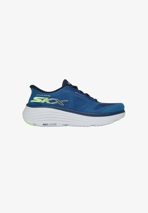 Chaussure de sport bleue avec une tige en mesh texturé et un col rembourré. Dotée d'une épaisse semelle blanche avec des accents verts et d'une étiquette "MAX CUSHION".