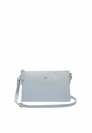 Sac bandoulière rectangulaire gris clair avec fermeture éclair argentée, sangle ajustable et petit logo crocodile brodé sur le devant au centre.