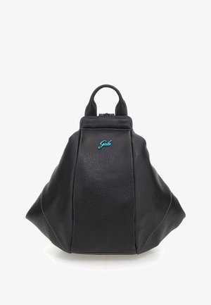 Zaino in pelle nera con finitura texturizzata, caratterizzato da una leggera lucentezza. Ha una maniglia superiore e dettagli di cucitura blu. Logo del brand in evidenza in blu.