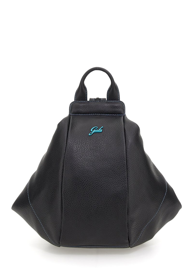 Zaino in pelle nera con finitura texturizzata, caratterizzato da una leggera lucentezza. Ha una maniglia superiore e dettagli di cucitura blu. Logo del brand in evidenza in blu.