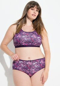 Paarse bh en slipset met een kleurrijk abstract patroon van draaikolken in roze, wit en paars op een gladde, rekbare stof.