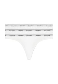 Calvin Klein witte stringonderbroek met een smalle tailleband, voorzien van drie horizontale zwarte logo-stripes en een gladde stofstructuur.