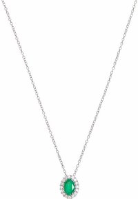 Silberne Halskette mit einem ovalen grünen Edelstein, umgeben von einem kreisförmigen diamantähnlichen Akzent, an einer zarten Kette.