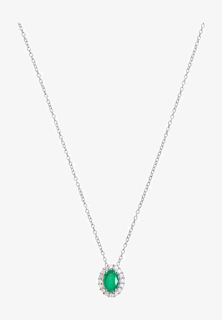 Silberne Halskette mit einem ovalen grünen Edelstein, umgeben von einem kreisförmigen diamantähnlichen Akzent, an einer zarten Kette.