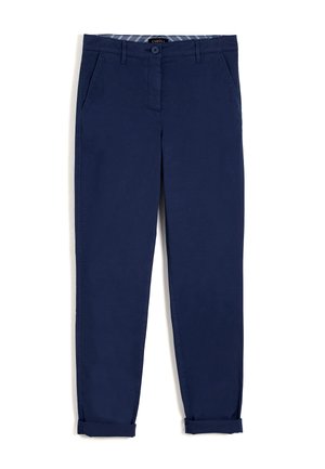 Chinos bleu marine avec un devant plat, des passants de ceinture et deux poches latérales. Manches retroussées et texture de coton lisse. Présente une taille contrastante.