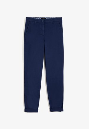 Marineblaue Chinos mit flachem Frontdesign, Gürtelschlaufen und zwei Seitentaschen. Umgeschlagene Säume und eine glatte Baumwolltextur. Verfügt über einen kontrastierenden Bund.