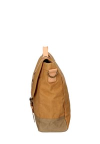 Borsa in tela marrone con patta in pelle beige, forma arrotondata, anello di metallo laterale e sezione inferiore texture. Presenta un manico superiore.