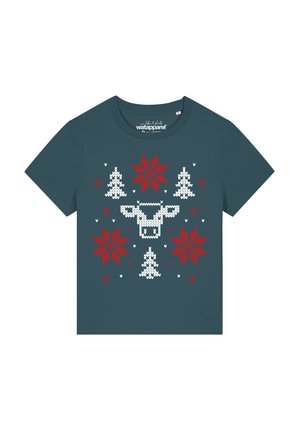 Türkises Kurzarm-T-Shirt mit einem festlichen weißen und roten Strickmuster, das Bäume, Sterne und ein zentrales Kuhdesign zeigt.