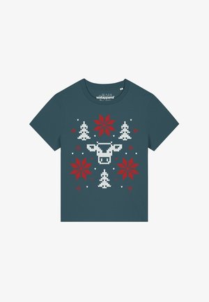 Türkises Kurzarm-T-Shirt mit einem festlichen weißen und roten Strickmuster, das Bäume, Sterne und ein zentrales Kuhdesign zeigt.