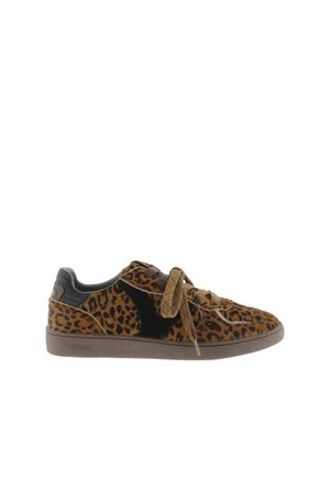 Sneaker low-top con stampa leopardata marrone e nera, lacci color nocciola, dettaglio nero sul tallone e suola in gomma marrone testurizzata.