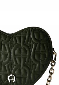 Borsa a tracolla in pelle verde scuro con motivo geometrico in rilievo, chiusura a forma di ferro di cavallo in argento e tracolla in argento.