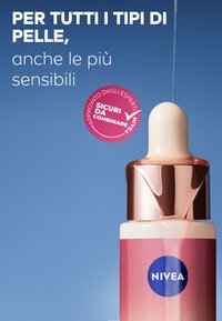 Prodotto per la cura della pelle NIVEA con un flacone a ombre bianco e rosa, cappuccio del contagocce in oro rosa, con un logo blu rotondo sul davanti.