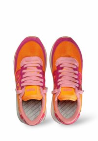 Sneaker colorati in arancione, rosa e viola con una suola in gomma testurizzata. Presentano lacci piatti e linguetta con marchio.