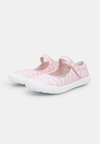 Zapatos Mary Jane de satén rosa con un diseño texturizado ondulado, suelas de goma blancas y correa ajustable para un ajuste seguro.