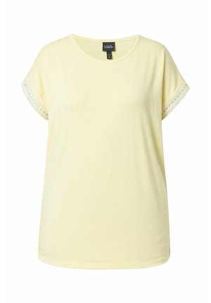 Lichtgele dames top met korte mouwen, een ronde hals en kantdetail aan de mouwzomen.