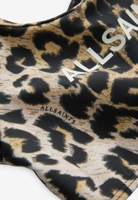 Leopardprint stof in zwart en bruin, met het woord "ALLSAINTS" in vetgedrukte witte letters. Glad oppervlak met subtiele glans.