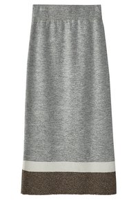 Jupe en maille longueur genou avec une ceinture élastique, corps gris clair, bande blanche et ourlet marron foncé.