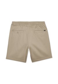 Shorts décontractés beiges avec ceinture élastique, deux poches arrière—une avec fermeture à bouton et une petite étiquette de marque sur la poche droite.
