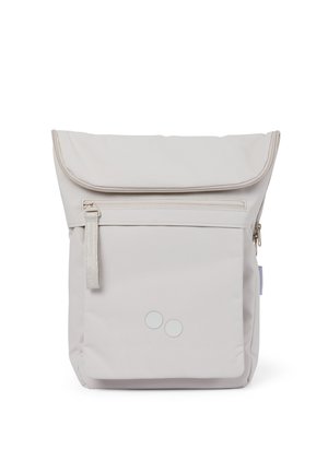 Hellgrauer Rucksack mit einem umklappbaren Deckel, einem Reißverschluss-Frontfach, glatter Textur und zwei kleinen runden Akzenten in Weiß und Hellblau.