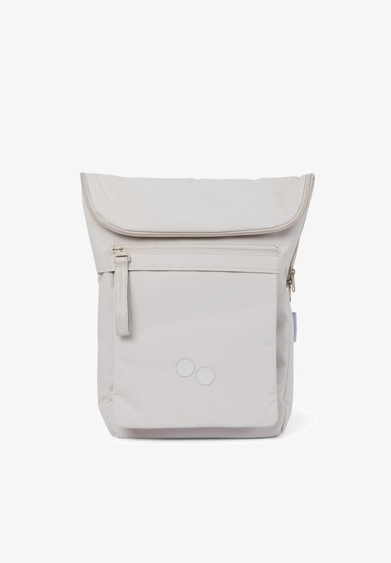 Hellgrauer Rucksack mit einem umklappbaren Deckel, einem Reißverschluss-Frontfach, glatter Textur und zwei kleinen runden Akzenten in Weiß und Hellblau.