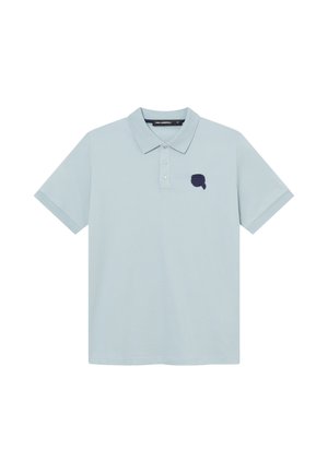 Jasnoniebieska koszulka polo z krótkim rękawem, kołnierzykiem, trzema guzikami i ciemnoniebieską naszywką z logo na lewej piersi.
