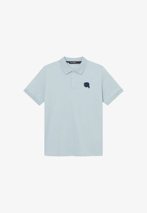 Světlomodré polo tričko s krátkým rukávem, límečkem, třemi knoflíky a tmavě modrým logem na levé kapse.