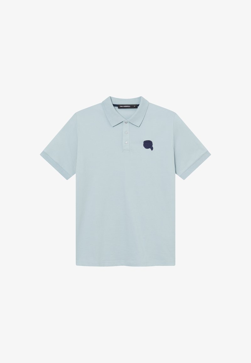 Polo bleu clair à manches courtes avec col, trois boutons et écusson logo bleu foncé sur la poitrine gauche.